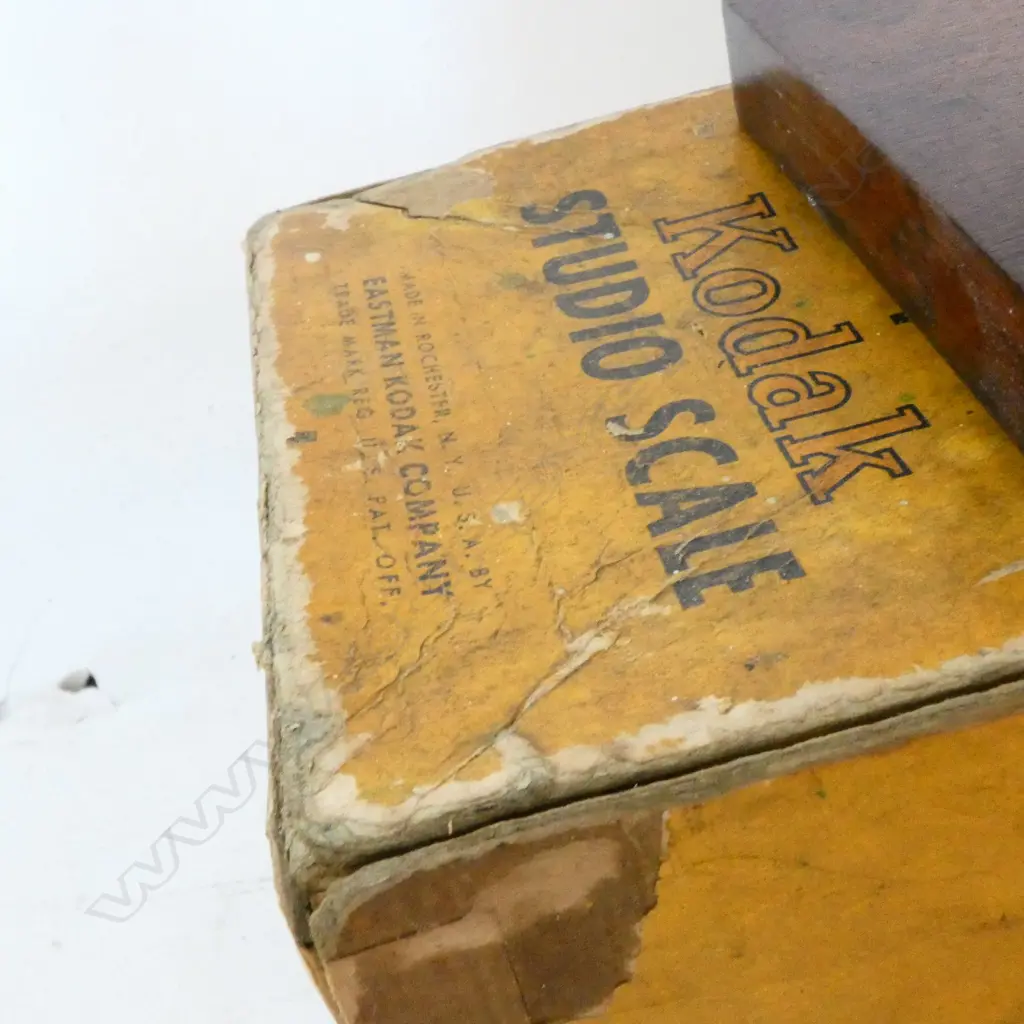 KODAK STUDIO SCALES AND SELECTION OF CHEMIST'S BOTTLES INCL PIPETTE BOTTLES Image 1++